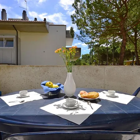 Adorable With Pool Apartment Lignano Sabbiadoro