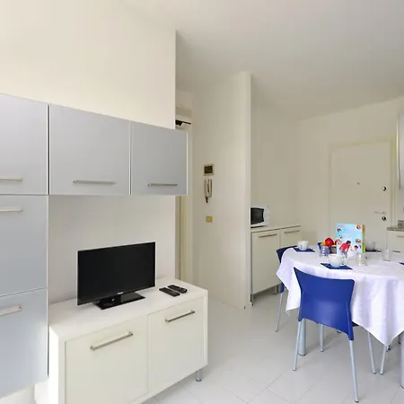 Adorable With Pool Apartment Lignano Sabbiadoro