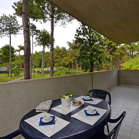 Adorable With Pool Apartment Lignano Sabbiadoro